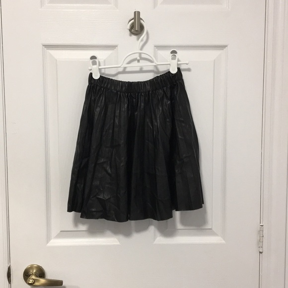 Pleated black skirt - Picture 1 of 3